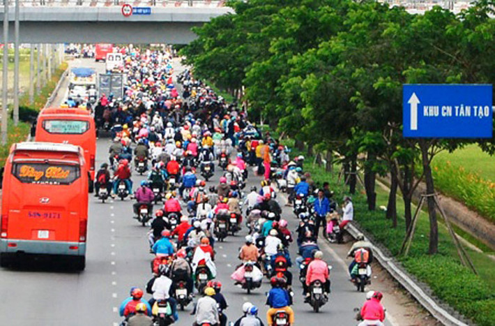Trong khi đó tuyến cửa ngõ từ các tỉnh Miền Tây về trên QL1 cũng đông nghẹt phương tiện.