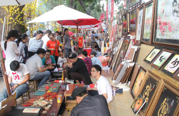 Chiều 19 Tết Giáp Ngọ (ngày 19/1), trên vỉa hè các tuyến đường Phạm Ngọc Thạch, Nguyễn Thị Minh Khai trước nhà Văn hóa Thanh niên và Cung Lao động TP HCM, không khí lễ hội mừng xuân vô cùng rộn rã