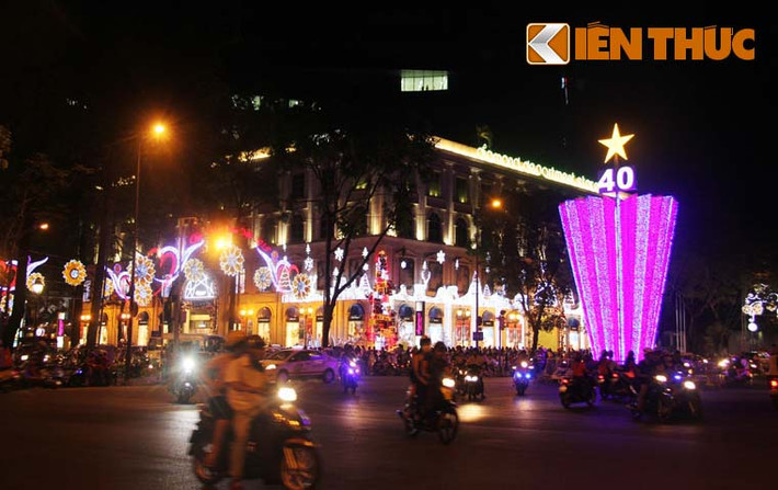 Nhiều trung tâm thương mại, nhà hàng, khách sạn lớn ở TP HCM cũng được trang hoàng lộng lẫy đón Giáng sinh và năm mới 2015.