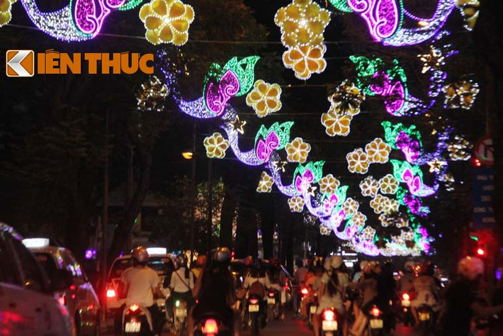 Đèn hoa rực rỡ trên trục đường Đồng Khởi.
