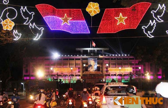Năm nay, đúng 40 năm giải phóng Sài Gòn, thống nhất đất nước nên thành phố đã chọn trang trí đèn đường bằng hình ảnh cờ đỏ sao vàng cách điệu... Trong ảnh là đại lộ Lê Duẩn trước dinh Thống Nhất.