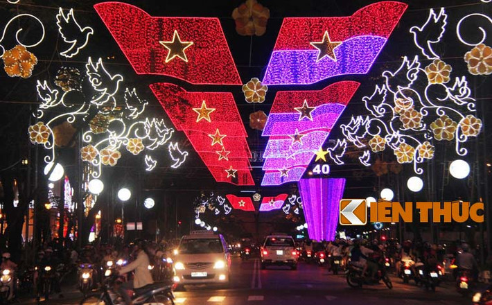 Bên cạnh đèn trang trí hình cờ đỏ sao vàng là hình những chú chim bồ câu trắng - biểu tượng cho hòa bình ở Việt Nam.