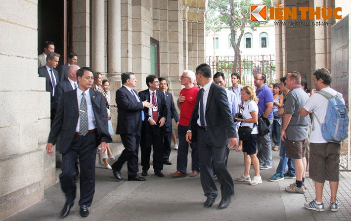 Ngài Chủ tịch Jose Manuel Barroso trò chuyện cùng du khách châu Âu đến thành phố.