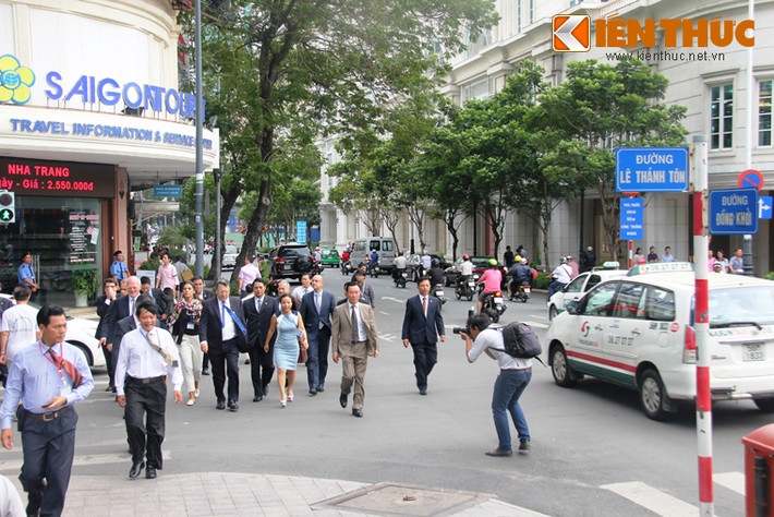 Người dân TP HCM nồng nhiệt đón đoàn của Chủ tịch Hội đồng Liên minh châu Âu đến thăm.