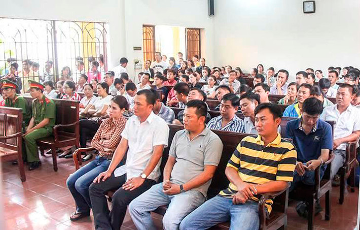 Nhiều nhân chứng, người có nghĩa vụ liên quan tham dự phiên tòa. Người phụ nữ ngồi hàng đầu là vợ thiếu tá Trần Ngọc Sơn, bên cạnh là thượng úy Đoàn Thạnh Phú (người bị trúng đạn khi vào can ngăn, tỉ lệ thương tật 15%).