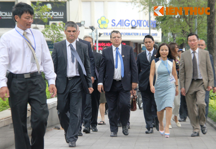 Ông Jose Manuel Barroso cùng phái đoàn đã dạo bộ khắp các tuyến đường trung tâm thành phố. Nét thanh bình trên đường phố Sài Gòn tạo cảm giác vô cùng thoải mái cho cuộc dạo phố của Đoàn Hội đồng Liên minh Châu Âu.