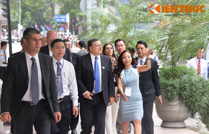 Ngài Chủ tịch (người thứ 3 từ trái sang) say sưa ngắm nhìn những công trình kiến trúc văn hóa ở trung tâm "Hòn ngọc viễn đông".