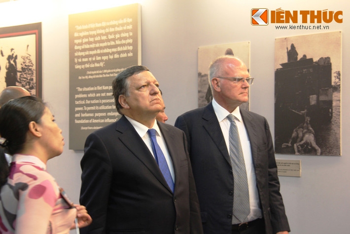 Ngài Chủ tịch Jose Manuel Barroso cùng phái đoàn say sưa lắng nghe hướng dẫn viên thuyết minh hình ảnh nổi đau thời chiến cũng như hạnh phúc thời bình của dân tộc Việt Nam.