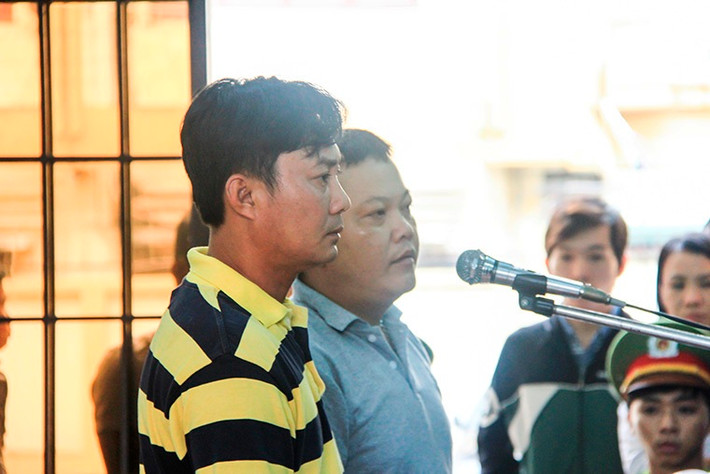 Các nhân chứng Nguyễn Văn Đông (áo thu vàng, đen) và Trương Thành Chí (tức Trúc) đã có mặt tại phiên tòa. Theo cáo trạng, Chí (Trúc) chính là người đã dùng ly bia đánh bị cáo Ngô Văn Vinh ở quán nhậu karaoke Hân Linh vì cho rằng Vinh dám gọi anh trai mình (anh của Trúc) bằng thằng. Từ mâu thuẫn này đã dẫn đến mâu thuẫn gây nổ súng chết người ở trạm CSGT Suối Tre.