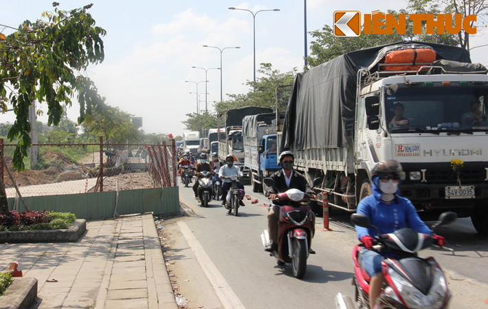 Làn đường dành cho xe máy và xe tải nhẹ (hướng từ cảng Cát Lái ra Xa lộ Hà Nội) sẽ được trải nhựa và hoàn thành trước 28/12.