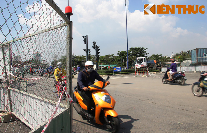 Hiện công trình sửa chữa vẫn còn rào chắn.