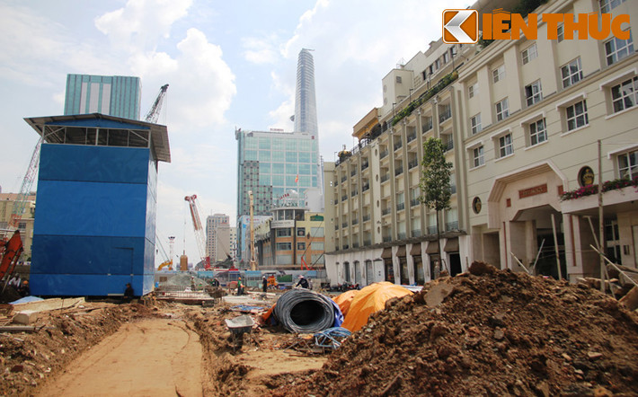 Đây là hình ảnh công trình nâng cấp đường Nguyễn Huệ, đoạn ngay khu vực tượng đài Bác Hồ, được ghi nhận vào sáng 26/11.