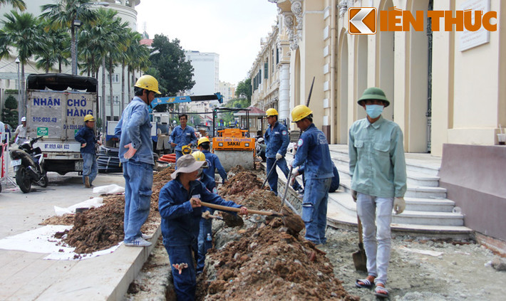 Theo ghi nhận của PV Kiến Thức, đến ngày 26/11, "đại công trình" thuộc dự án nâng cấp và cải tạo đường Nguyễn Huệ vẫn ngổn ngang dù thời điểm hoàn thành toàn bộ công trình còn chưa đầy 5 tháng. (Ảnh: Công nhân đang khẩn trương thi công khu vực trước trụ sở Hội đồng nhân dân - UBND TP HCM).