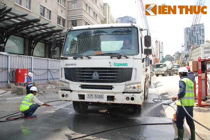Lãnh đạo TP HCM cũng yêu cầu BQL đường sắt đô thị phải trả lại mặt đường lưu thông trước ngày 15/12/2014 tại khu vực công trình dự án xây dựng tuyến đường sắt Đô thị số 1 (Metro Bến Thành - Suối Tiên) thuộc gói thầu xây dựng nhà ga ngầm trước nhà hát Thành phố. "Giám đốc sở GTVT phải đi kiểm tra công trình hằng tuần. Nếu có vướng mắc phải điện thoại báo cáo ngay để giải quyết", phó chủ tịch chỉ đạo quyết liệt.