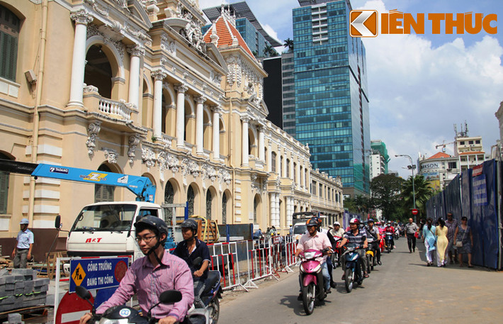 Suốt nhiều tháng qua, công trình thi công bị rào chắn gây ảnh hưởng đến việc đi lại, kinh doanh mua bán của người dân, nhà hàng, khách sạn và việc tham quan của du khách quốc tế đến Sài Gòn.