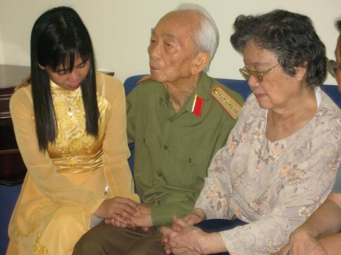 Vì mắc bệnh hiểm nghèo, Đại tướng cùng phu nhân đã tìm các bác sĩ chữa trị bệnh cho chị Tiểu Hương cũng như tìm người gởi gắm, giúp đỡ chị; đồng thời luôn quan tâm đến cuộc sống và hoàn cảnh của những đứa trẻ bất hạnh