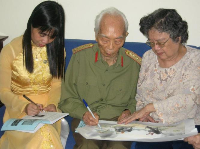 Đại tướng ký tặng chị Huỳnh Tiểu Hương những cuốn sách của Đại tướng và bức tranh quê hương Quảng Bình.