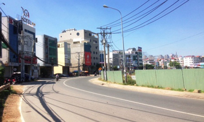br/> Rạng sáng 12/9, chị Nguyễn Thị Tuyết Loan (21 tuổi, ngụ tỉnh Đồng Nai) đang được bạn trai là người nước ngoài chở trên xe máy lưu thông trên đường Trần Não, quận 2 thì bị 2 tên cướp ép xe giật giỏ xách. Chị Loan giằng co nên không mất tài sản nhưng đã bị ngã xuống đường. Sau 2 ngày cấp cứu ở BV Chợ Rẫy, chị Loan đã tử vong do chấn thương sọ não.