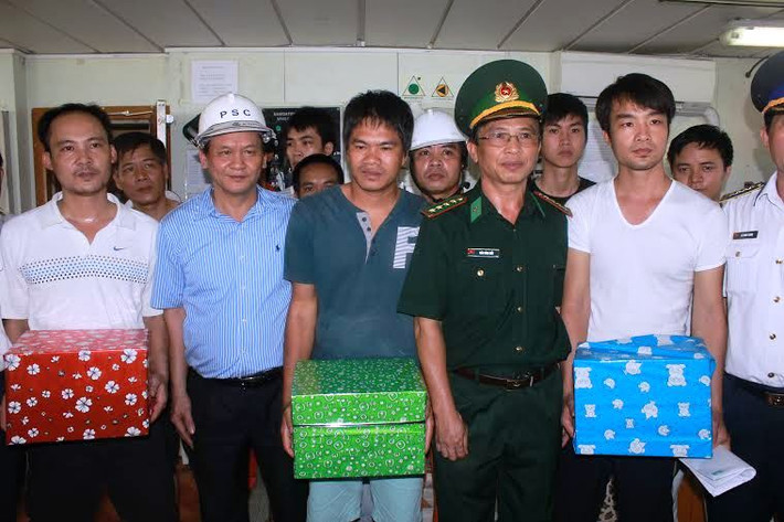 Lãnh đạo Bộ GTVT và các ngành liên quan tặng quà, thăm hỏi sức khỏe các thuyền viên.