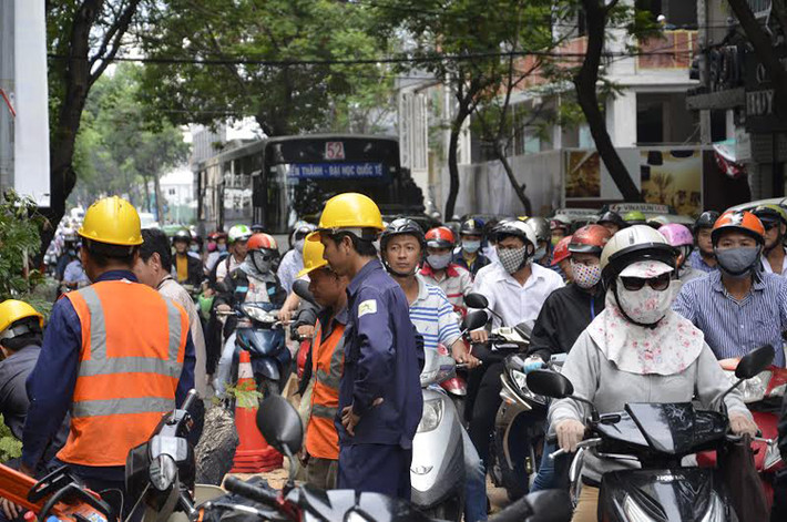 Sự cố đã khiến giao thông qua khu vực bị ùn tắc khá nghiêm trọng.