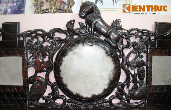Chiếc sập được chạm khắc tam sư hí cầu (3 con sư tử chơi với quả cầu), 2 vò rượu, chim chóc, hoa lá...Ban đầu nó được nữ luật sư Nguyễn Phước Đại (ở Sài Gòn) sở hữu.