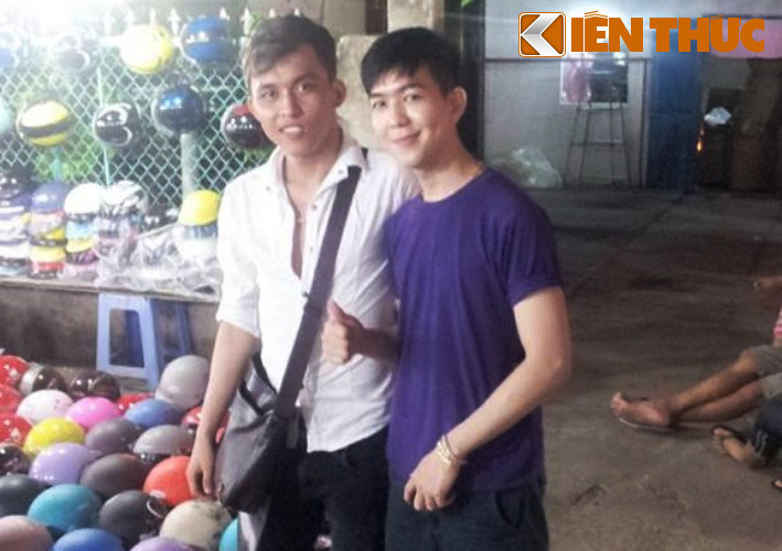 Đôi "tân lang, tân nương" có mặt từ chập tối tại khu chợ đêm ở TP.Mỹ Tho (tỉnh Tiền Giang) để buôn bán.