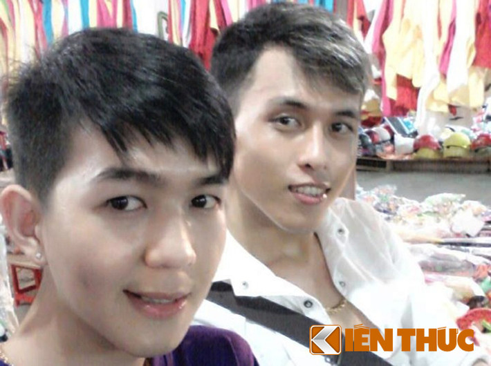 "Tuần trăng mật" sau khi cưới của Nguyễn Trường Vinh (áo trắng) và Nguyễn Quốc Dũng (áo tím)... là làm việc và làm việc".