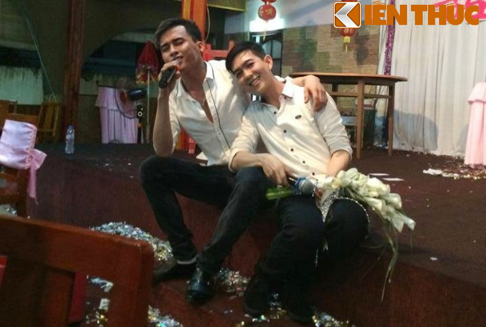 Trong niềm hạnh phúc ngày vui, chú rể Vinh đã hát ca khúc "lâu đài tình ái" tặng cho người bạn đời của mình.