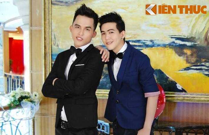 "Yêu nhau thật lòng nên chúng tôi làm đám cưới chứ không để nổi tiếng. Chỉ cần tình yêu và sống hạnh phúc với nhau, dù trai hay gái xin hãy công bằng với giới tính thứ 3. Xin xã hội hãy đón nhận và đừng phần biệt đối xử. Không ai lựa chọn được giới tính cho bản thân mình...", 2 bạn Vinh - Dũng chia sẻ.