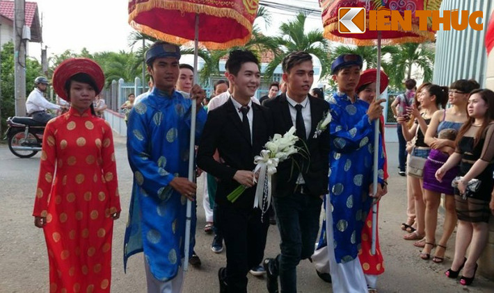 "Cô dâu" Quốc Dũng (ôm hoa) rạng ngời hạnh phúc đi cùng "chồng" là Nguyễn Trường Vinh cùng 2 họ bước vào nhà hàng để làm lễ cưới.