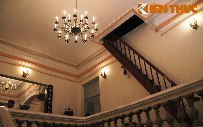 Kiến trúc cầu thang lên lầu, nội thất... trong căn nhà vốn là nơi ở của vị công tử Bạc Liêu nổi danh thiên hạ.