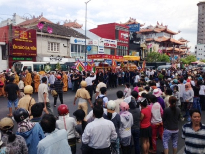 Vụ thảm nạn đã làm sập 4 căn nhà liền kề và gây thương vong lớn khi cả 6 người trong gia đình ông Phương (làm nghệ thuật khói lửa cho phim ảnh) và 4 người hàng xóm bị chết tại chỗ, 4 người khác bị thương