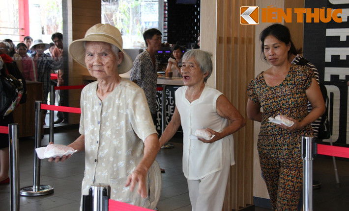 Niềm vui của những thực khách "đặc biệt" sẽ tạo điểm nhấn đặc biệt cho thương hiệu "McDonald's" lần đầu tiên có mặt trên thị trường Việt Nam.