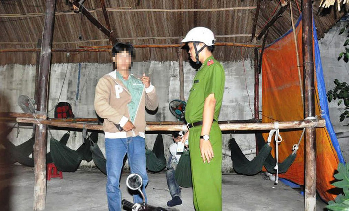 Những quán cafe võng cũng nằm trong tầm ngắm của lực lượng này. Tại đây, nhiều đối tượng có biểu hiện sử dụng ma túy đã bị dẫn giải về phường.