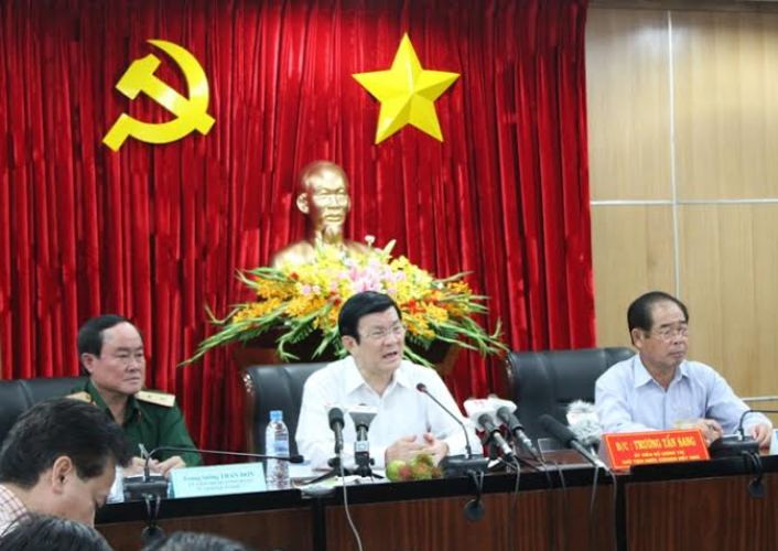 Chiều nay (17/5), Ủy viên Bộ Chính trị, Chủ tịch nước Trương Tấn Sang đã có chuyến thị sát tình hình tại tỉnh Bình Dương, địa phương vừa xảy ra vụ việc đáng tiếc, gây thiệt hại tài sản và niềm tin của các doanh nghiệp đầu tư nước ngoài tại các khu công nghiệp. Tháp tùng cùng Chủ tịch nước có trung tướng Trần Đơn, Tư lệnh QK7 và các lãnh đạo một số ban ngành trung ương.