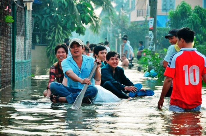 Đặc biệt, dự án này sẽ bảo đảm an toàn cho 3.000 hộ dân trên lưu vực 2.100 ha, các cơ sở hạ tầng, dân sinh trên địa bàn quận Thủ Đức và những khu vực lân cận. Người dân đang mong chờ các công trình sớm hoàn thành để không còn diễn ra cảnh bì bõm lội nước như thế này nữa.