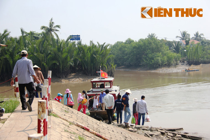 Người dân sinh sống ở 2 đầu cầu và hàng nghìn người cư ngụ ở xóm Cù Lao nhiều tháng qua vô cùng cực khổ trong việc kinh doanh mua bán do công trình xây dựng bị đình trệ, ảnh hưởng đến việc đi lại.