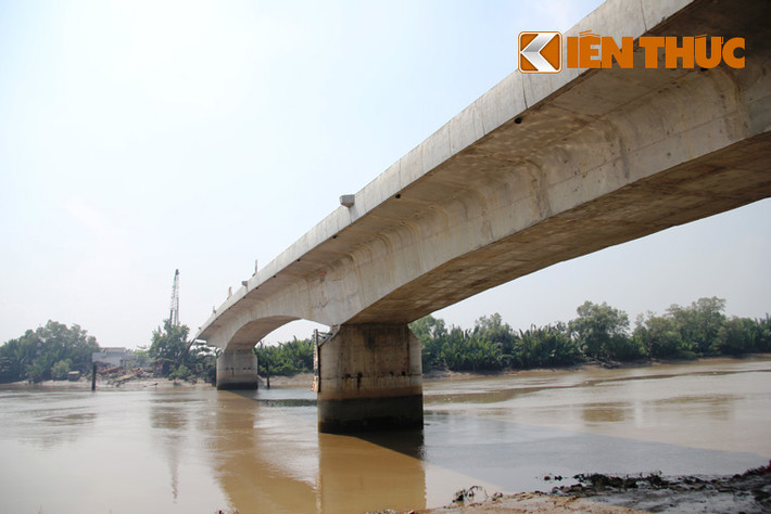 Cầu Kênh Lộ (dài gần 1km, tổng mức đầu tư hơn 400 tỷ đồng) được chính thức khởi công từ đầu năm 2011 nối xóm cù lao ấp 3 với đường Nguyễn Văn Tạo ra đường Nguyễn Hữu Thọ, Lê Văn Lương, Nguyễn Văn Linh... về các quận Sài thành. Dự kiến cầu sẽ hoàn thành sau 17 tháng thi công (từ tháng 6/2012).