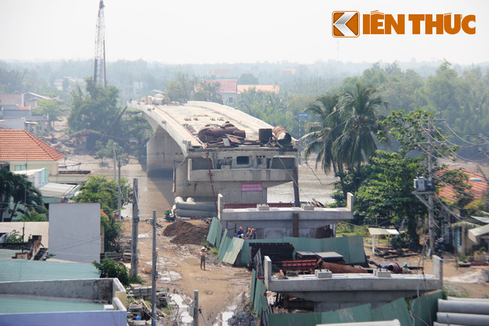 Đại diện đơn vị thi công khẳng định: "Vị trí đất của 2 hộ dân thuộc trụ và mố cầu và rất quan trọng làm ảnh hưởng đến cả tiến độ hoàn thành, bàn giao công trình". Vì lẽ đó mà suốt 1 năm trôi qua, công trình xây dựng cầu Kênh Lộ vẫn giậm chân tại chỗ.