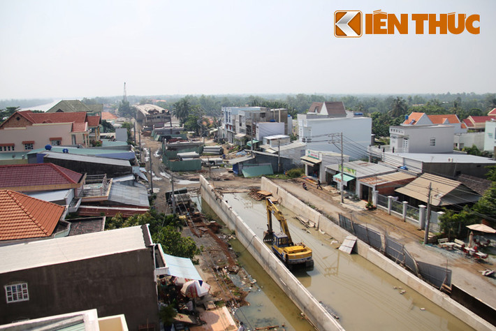 Tuy nhiên, theo chủ đầu tư (Khu quản lý Giao thông đô thị số 4) cho biết: "Đến tháng 10/2013, dù cây cầu đã hoàn thành hơn 80% khối lượng nhưng đành phải ngưng thi công do vướng 2 hộ dân ở 2 bên đầu cầu chưa chịu bàn giao mặt bằng do các hộ này không đồng ý với giá đền bù của UBND huyện Nhà Bè đưa ra".