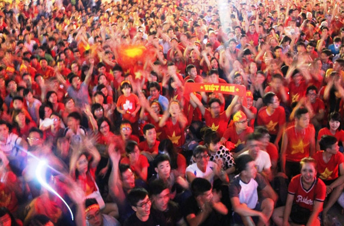 Sân trong khuôn viên Nhà văn hóa Thanh Niên TP HCM với sức chứa hàng nghìn người đã không còn một chỗ trống.