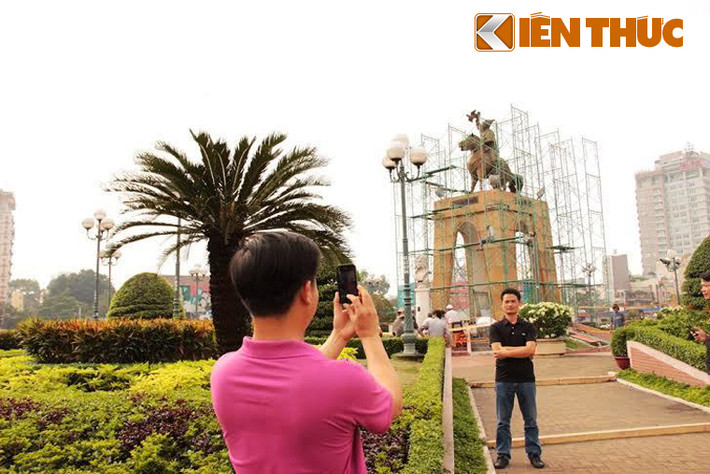 Không ít người cố ghi lại hình ảnh để làm kỷ niệm về một biểu tượng lâu đời của Sài Gòn.