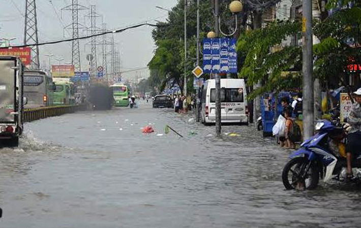 Tuyến đường Kinh Dương Vương, phường An Lạc, quận Bình Tân bị ngập sâu kéo dài hàng km khiến nhiều phương tiện không dám đi qua.