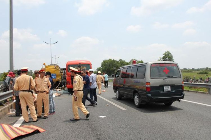 Công an khám nghiệm hiện trường.