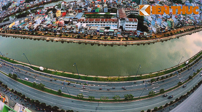 Đại lộ Đông Tây gồm đường Mai Chí Thọ (khu đô thị mới Thủ Thiêm) vượt sông Sài Gòn sang đường Võ Văn Kiệt là tuyến đường huyết mạch nối Đông và Tây. Đây là tuyến đường huyết mạch thứ 2 (sau QL1) để kết nối miền Tây và các tỉnh miền Đông Nam Bộ. Ảnh: Hữu Luận