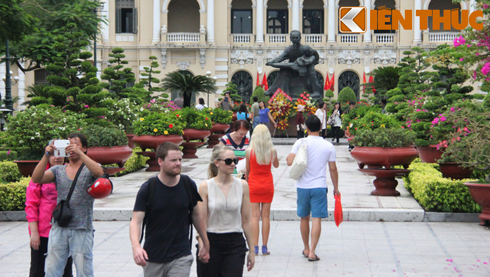 Du khách quốc tế tham quan tượng Đài Bác Hồ...