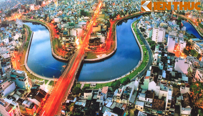 Kênh Nhiêu Lộc- Thị Nghè và 2 tuyến đường Hoàng Sa, Trường Sa dọc 2 bờ kênh là biểu tượng về môi trường xanh, đẹp của thành phố.