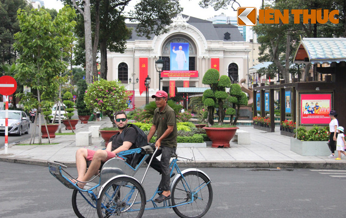 ...và dạo quanh trung tâm thành phố chiều 30/4/2014.