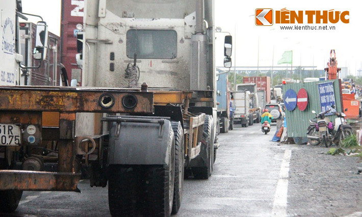 Theo số liệu của CSGT công an quận 2, từ khi công trình bắt đầu thi công (19/4) đến nay, tại nút giao vòng xoay Mỹ Thủy và đường Vành đai đông đã xảy ra hàng chục vụ TNGT làm 5 người chết, hơn 20 phương tiện bị hư hỏng nặng. Nhiều vụ kẹt xe nghiêm trọng kéo dài nhiều giờ suốt gần 5km... Mới đây, khuya 5/7, anh Nguyễn Hải Thiện (22 tuổi, quê tỉnh Bến Tre) lưu thông trên đường Vành đai Đông đã sụp hố té ngã và bị xe container lao đến cán chết tại chỗ.
