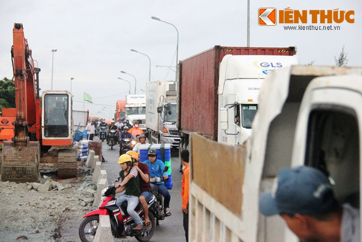 Tuy nhiên do mặt đường bị thu hẹp nhưng có hàng ngàn phương tiện xe máy, xe tải lưu thông từ các cảng Phú Mỹ, Nhà Bè, Khánh Hội qua (hướng quận 7, quận 4, Nhà Bè...) qua lại cảng Cát Lái (quận 2), Sóng Thần, Đồng Nai và ô tô qua đường cao tốc Long Thành- Dầu Giây...đã khiến giao thông ùn tắc kéo dài nghiêm trọng và TNGT xảy ra hằng ngày.